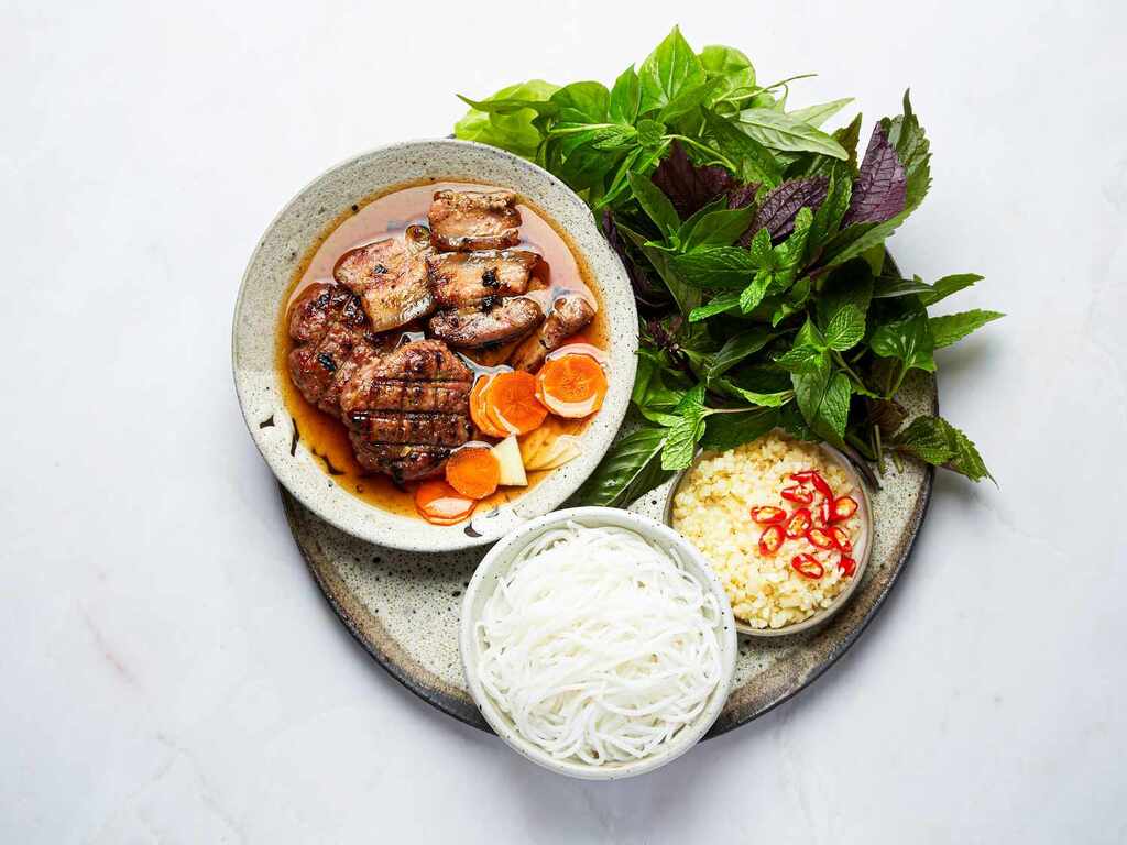 Quán Ngon nổi tiếng với món bún chả được chế biến cẩn thận