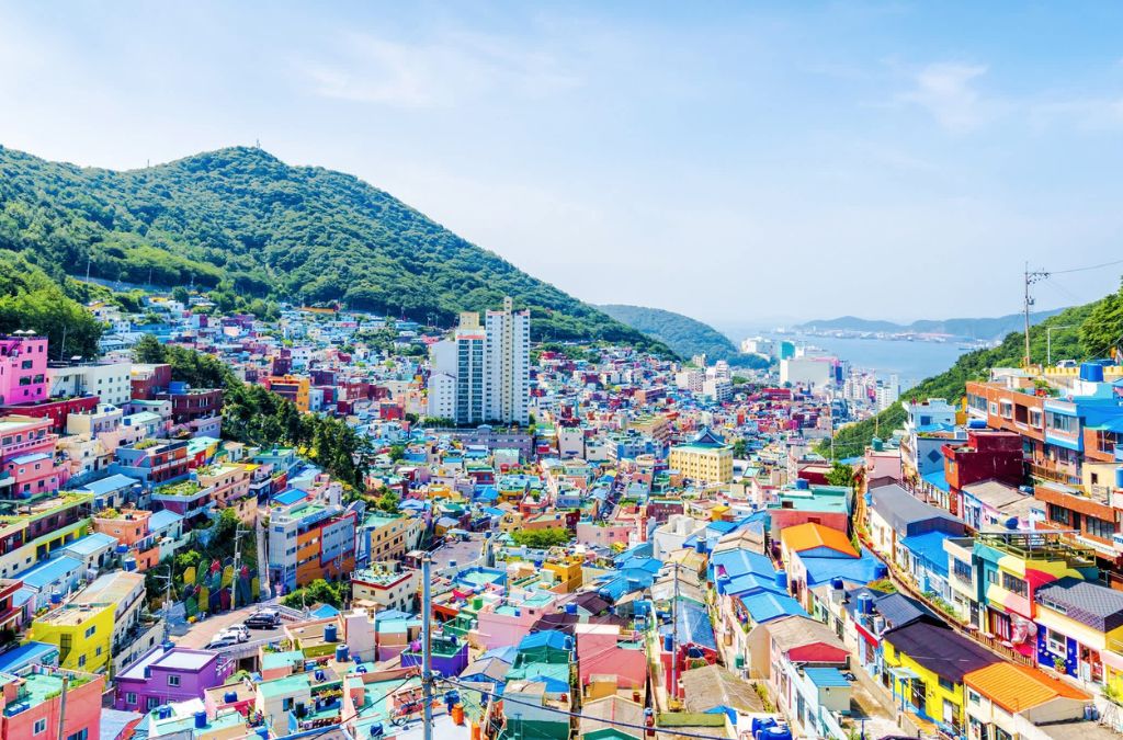 Khu dân cư nhiều màu sắc trên sườn đồi Busan