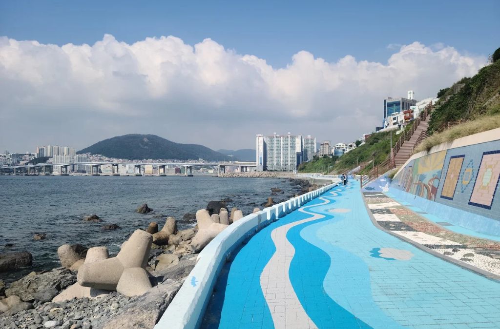 Con đường ven biển tại Làng Huinnyeoul