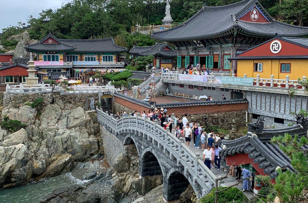Chùa Haedong Yonggungsa bên bờ biển Busan