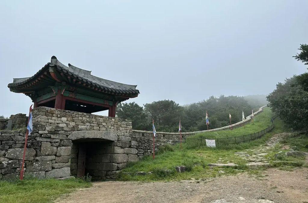 Cổng thành đá của Pháo đài Geumjeongsanseong