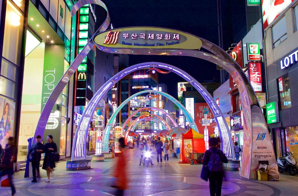 Phố mua sắm rực sáng tại Nampo-dong Busan