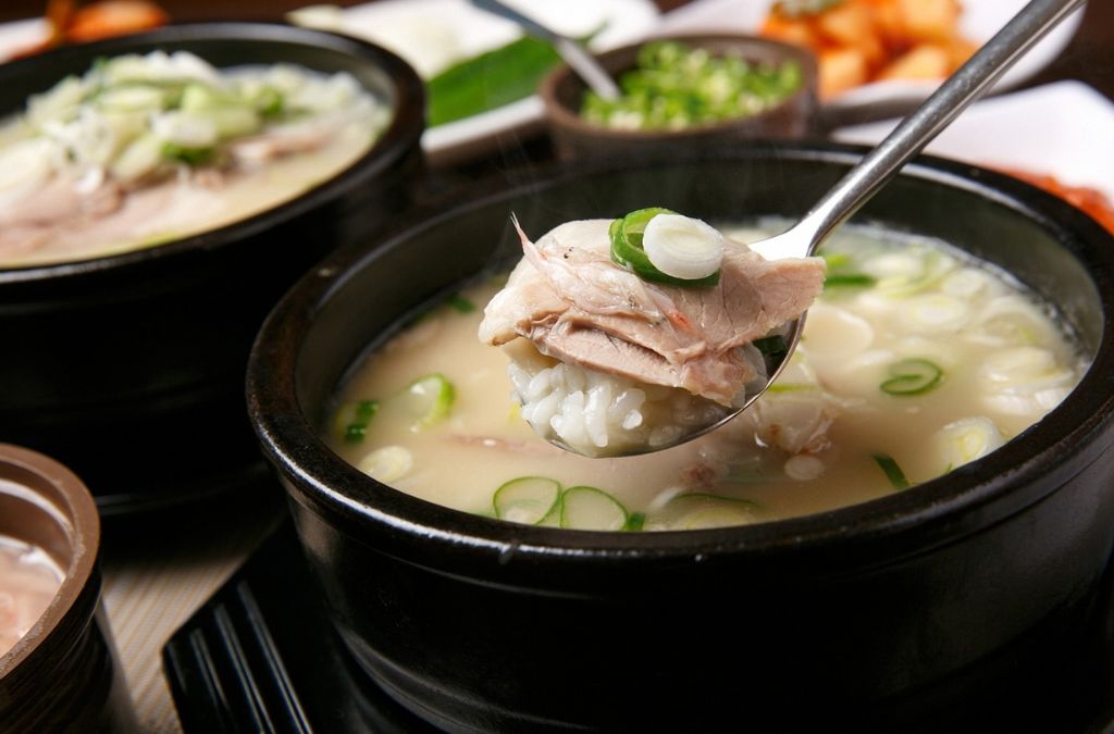 Tô Dwaeji Gukbap với thịt heo và hành