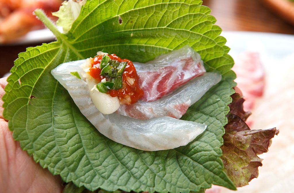 Cá sống Hoe cuốn cùng lá tía tô