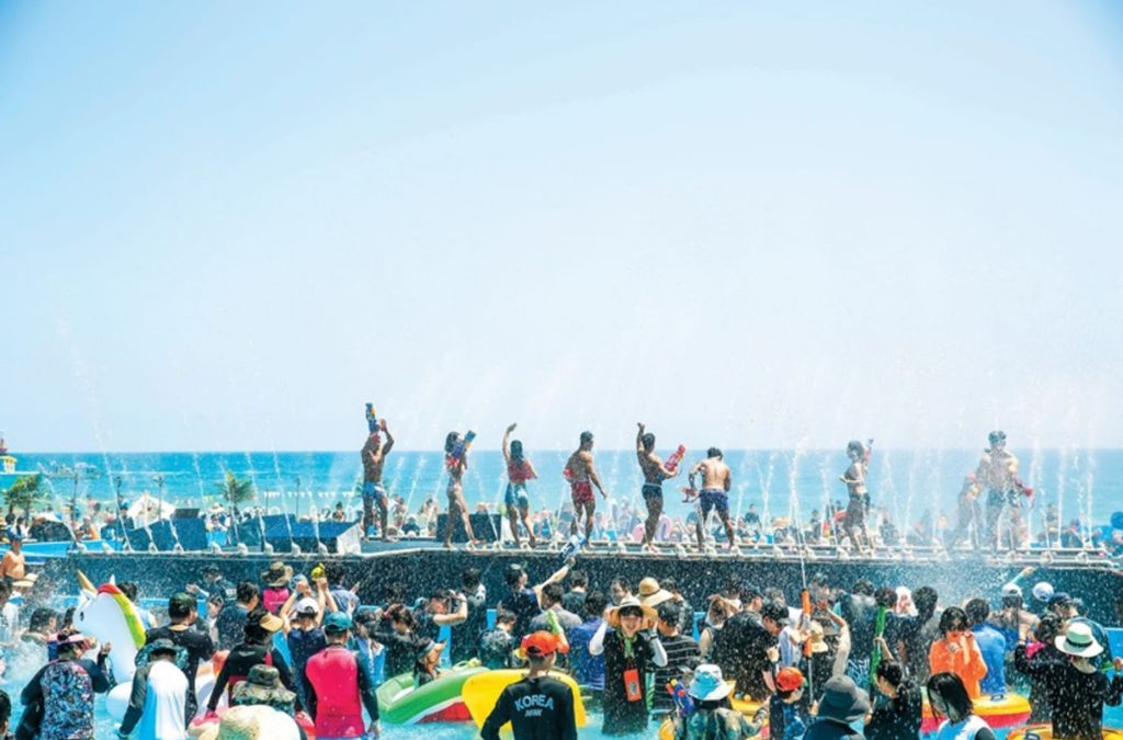 Không khí sôi động với các vũ điệu mùa hè ở lễ hội biển Busan.