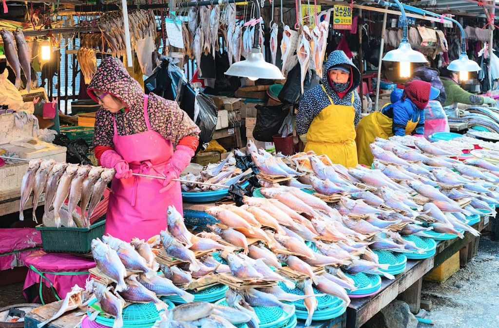 Hải sản tươi sống và các loại khô cá được bày bán đa dạng tại chợ cá Jagalchi.