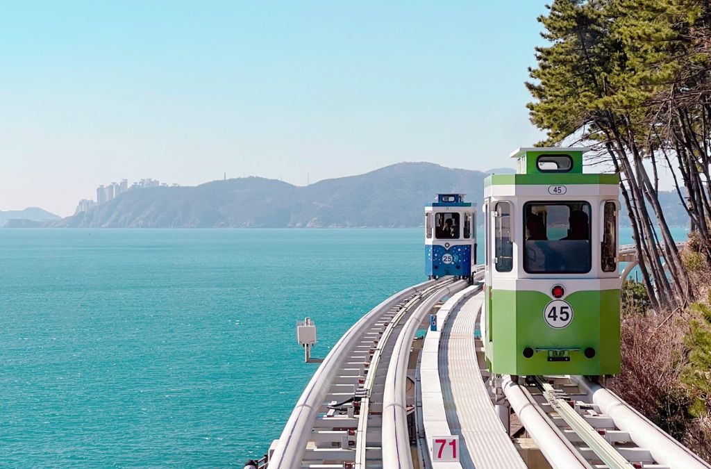 Tàu ven biển Haeundae Blueline Park tại Busan
