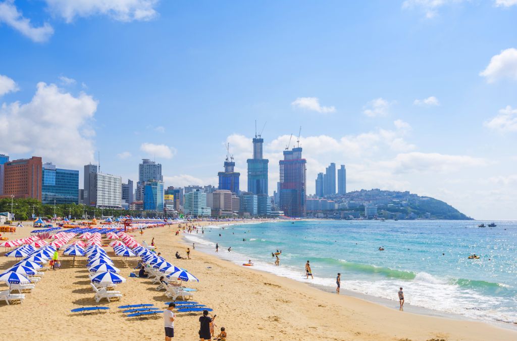 Bãi biển Haeundae với bờ cát và dãy cao ốc