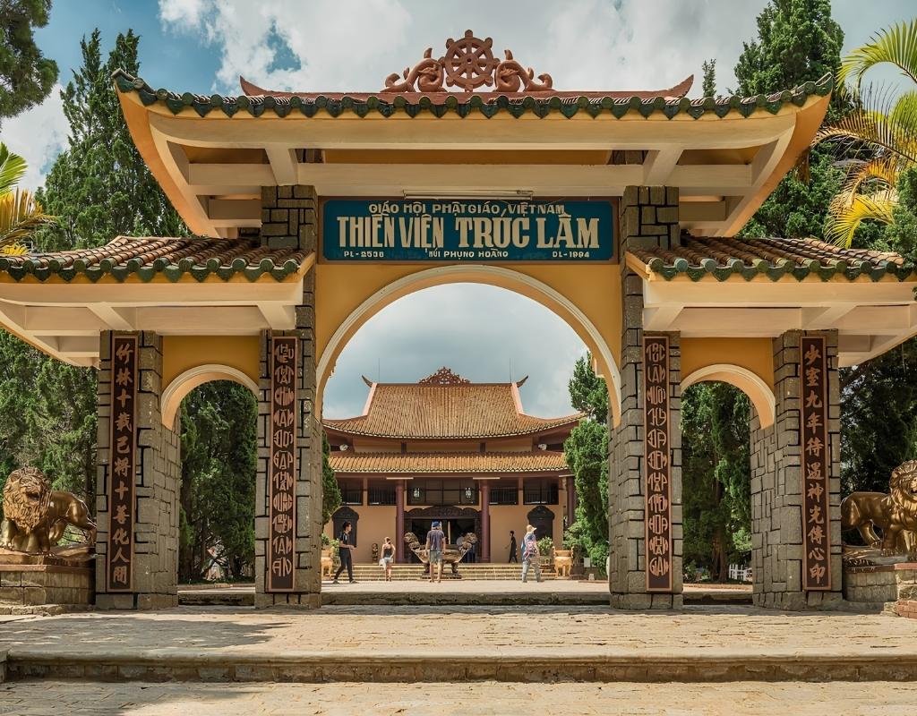 Thiền Viện Trúc Lâm trên núi Phụng Hoàng.
