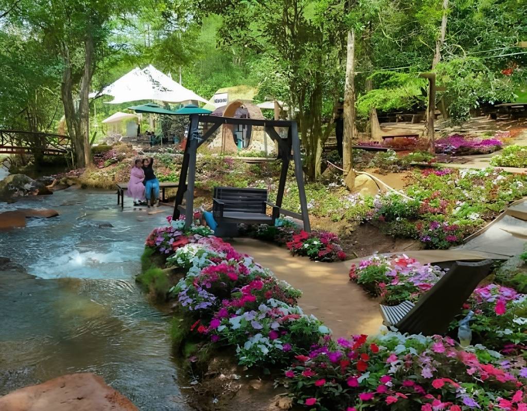 Tiệm cafe Vườn Địa Đàng buổi chiều với nắng vàng, rừng thông, dòng suối.