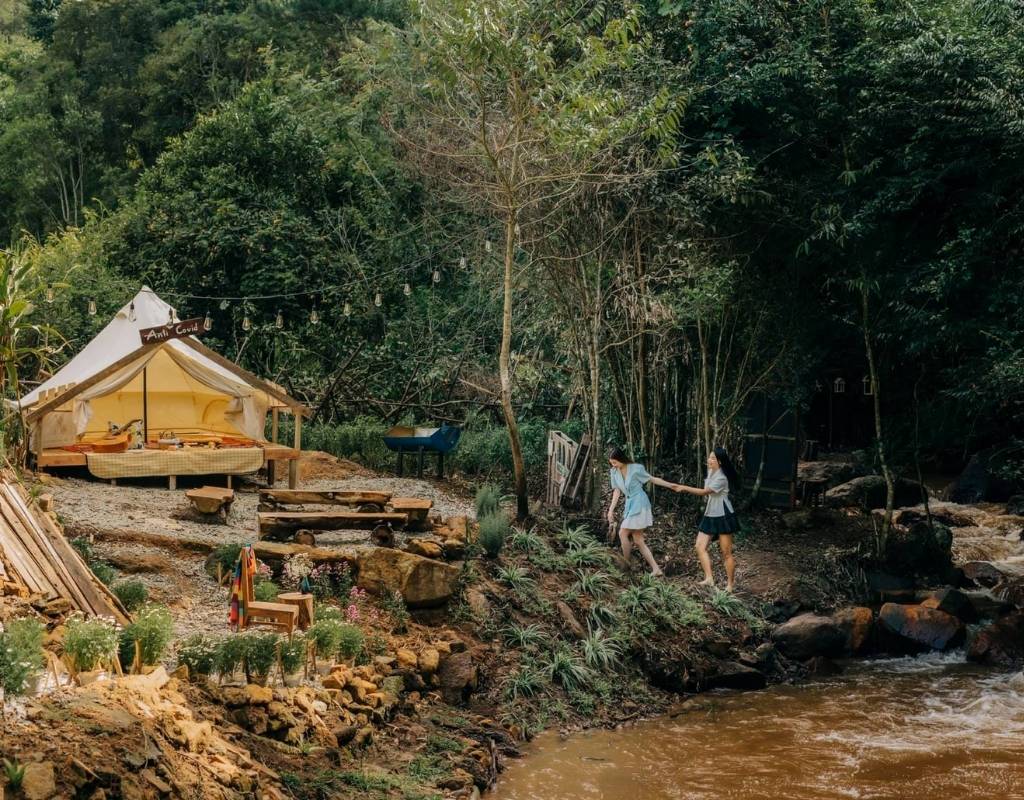 Tiệm cà phê Nhà Bên Suối bên dòng suối giữa rừng thông