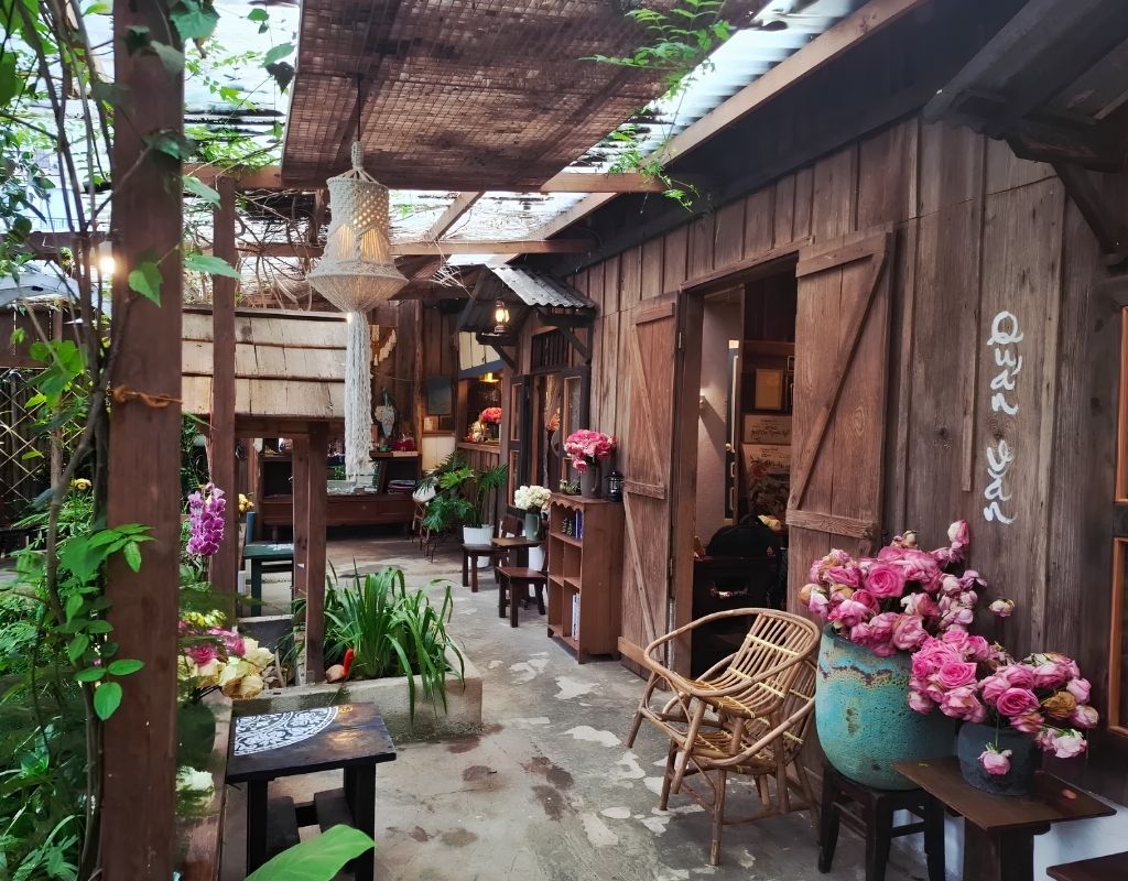 Không gian mộc mạc của Quán Văn
