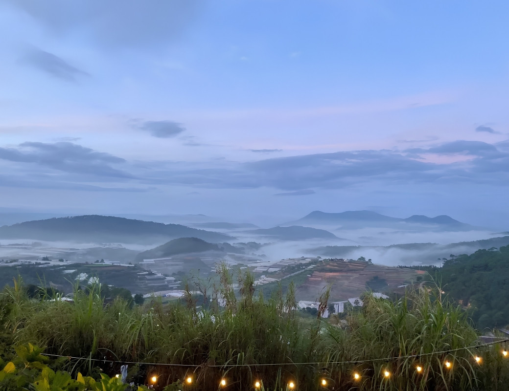 Tiệm cà phê Hoàng Hôn Chiều nhìn xuống thung lũng