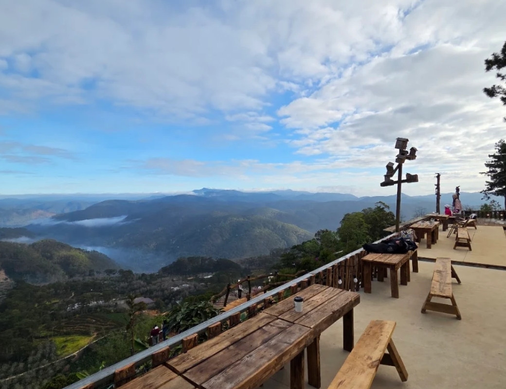 View núi đồi từ Biển Mây Chill