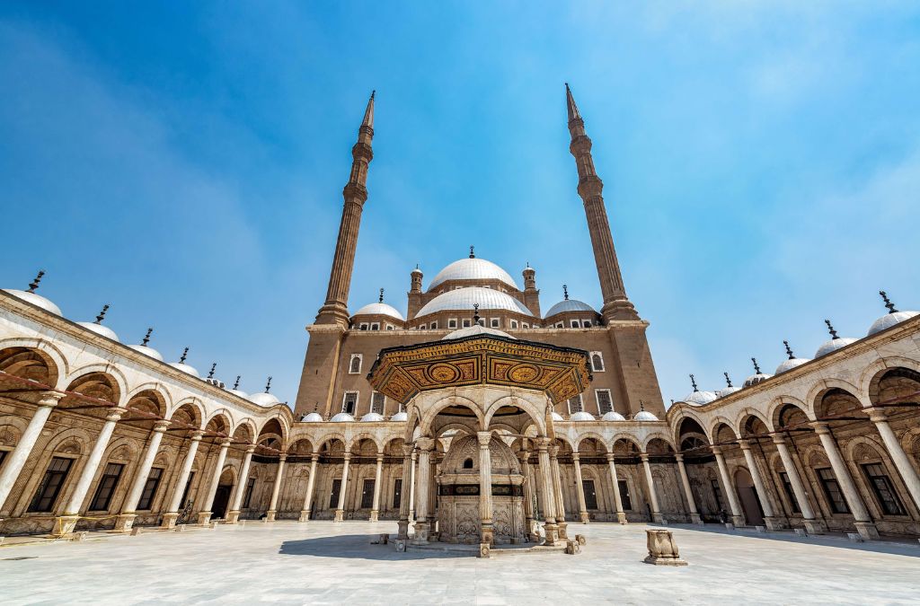 Toàn cảnh thánh đường Muhammad Ali với mái vòm và hai ngọn tháp tại Thành cổ Cairo, Ai Cập.
