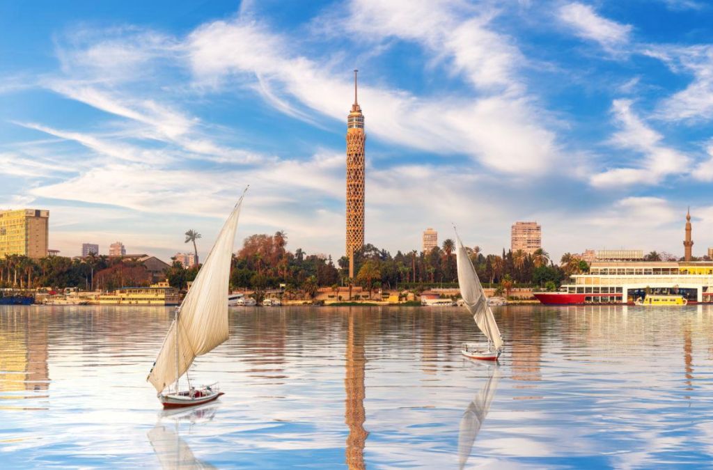 Toàn cảnh sông Nile tại Cairo với thuyền buồm felucca
