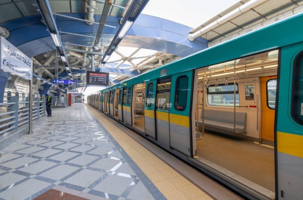 Tàu điện ngầm Metro Cairo màu xanh ngọc và vàng tại nhà ga hiện đại ở Ai Cập