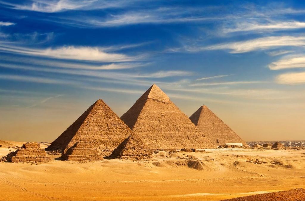Quần thể kim tự tháp Giza với các công trình cổ đại giữa vùng sa mạc rộng lớn.