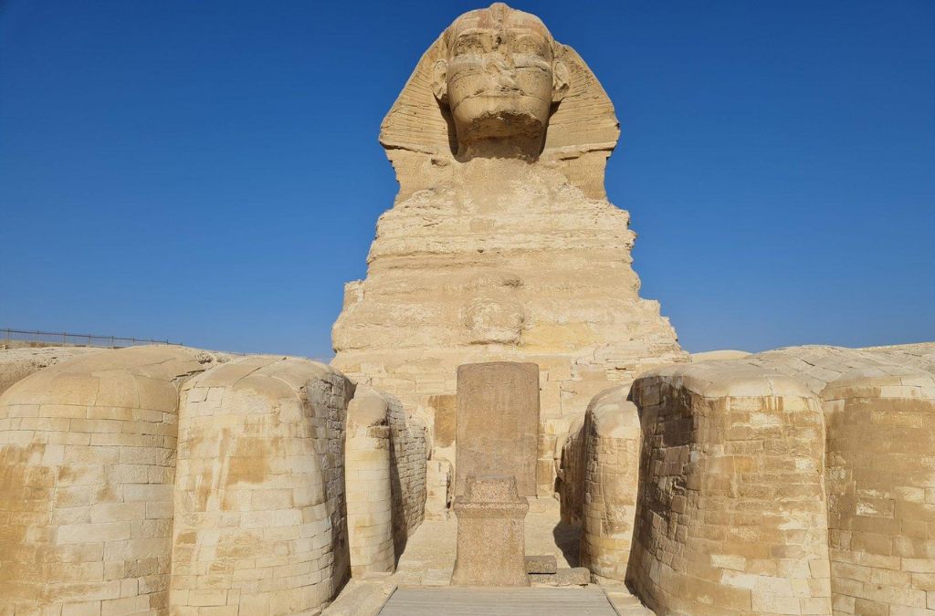 Ảnh chính diện Tượng Nhân sư lớn ở Giza, Ai Cập, nhìn rõ khuôn mặt và thân tượng đá cổ đại.