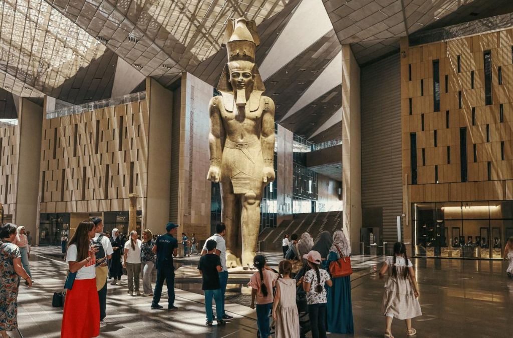 Tượng Pharaoh Ramesses II trong đại sảnh rộng lớn của Đại Bảo tàng Ai Cập