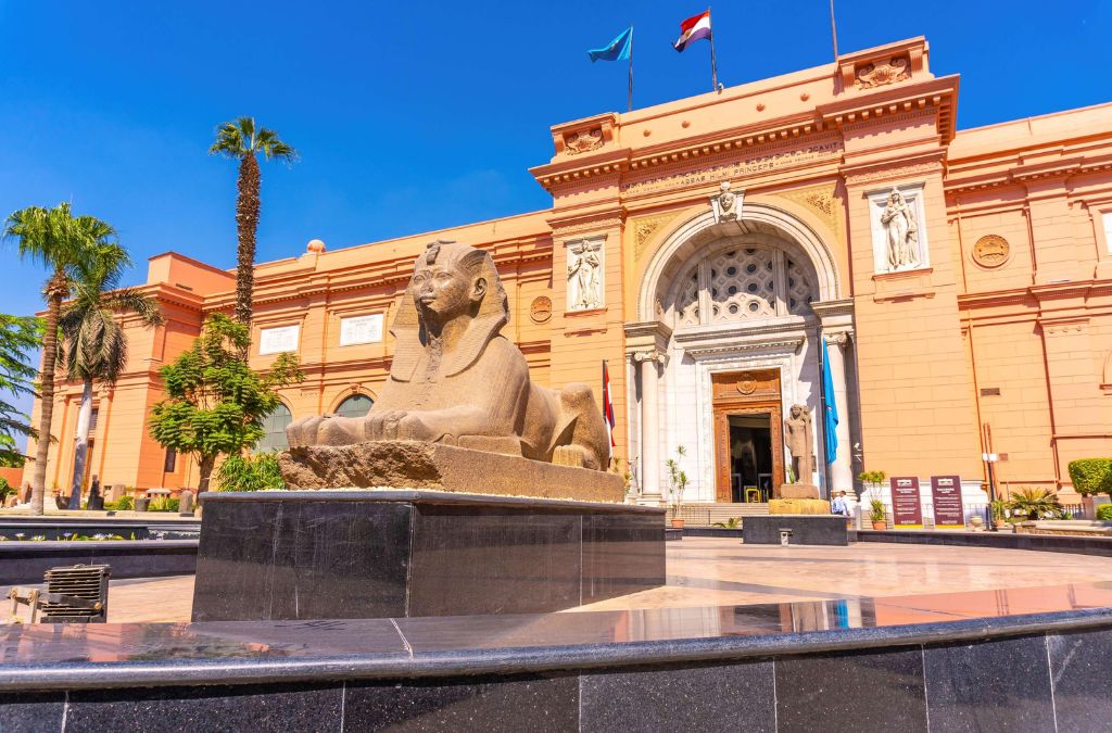 Tượng Nhân sư bằng đá trước lối vào Bảo tàng Ai Cập tại quảng trường Tahrir, Cairo