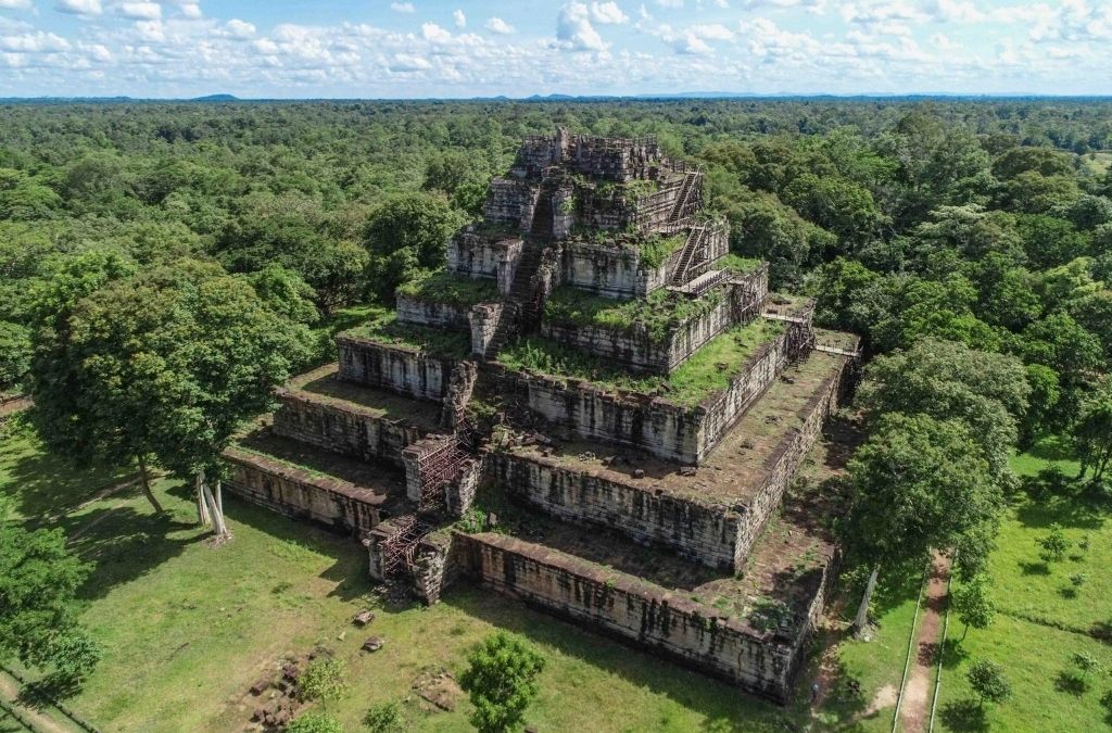 Đền kim tự tháp Prasat Thom giữa rừng xanh tại Koh Ker