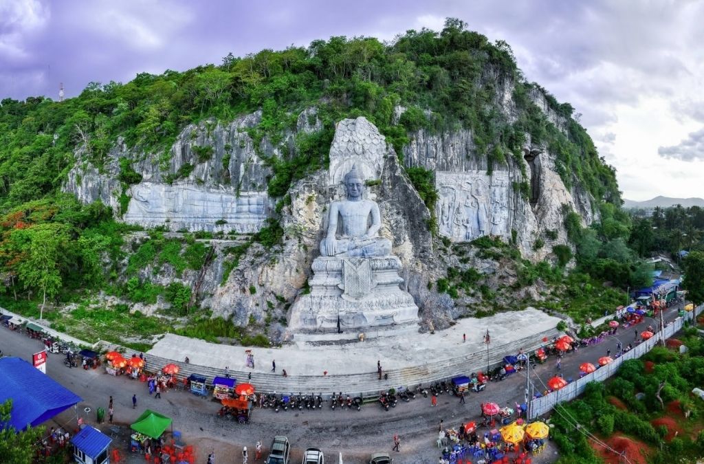Tượng Phật trắng dưới chân đồi Phnom Sampeau tại Battambang