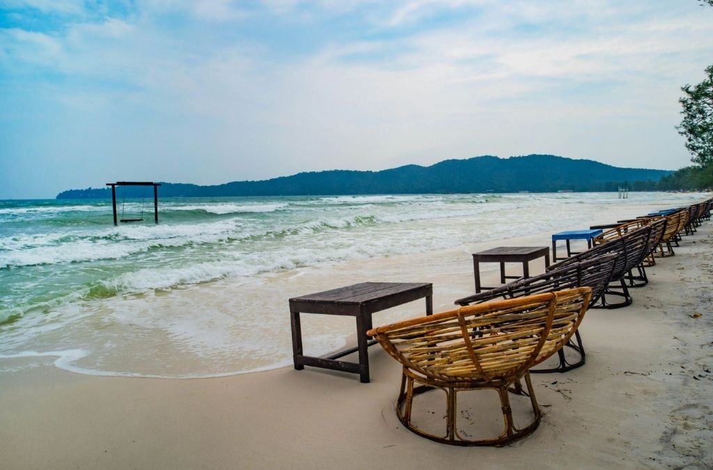 Bãi cát trắng với ghế nghỉ bên biển Koh Rong Campuchia