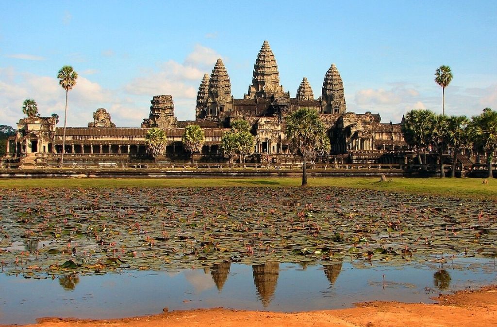 Angkor Wat với năm ngọn tháp phản chiếu trên mặt nước