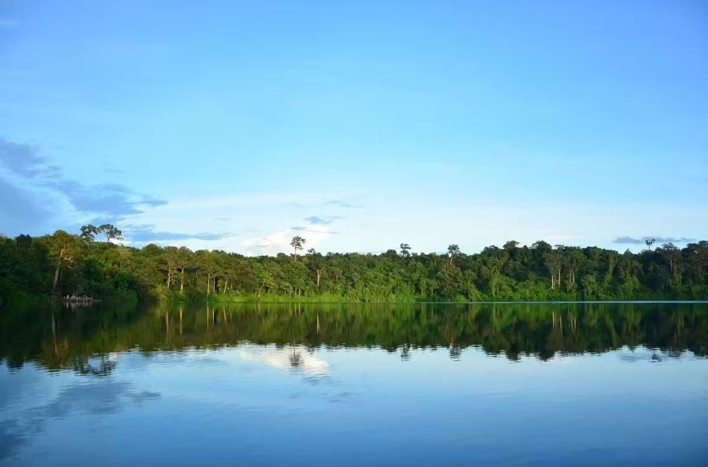 Hồ Yeak Laom với mặt nước xanh giữa rừng cây Ratanakiri