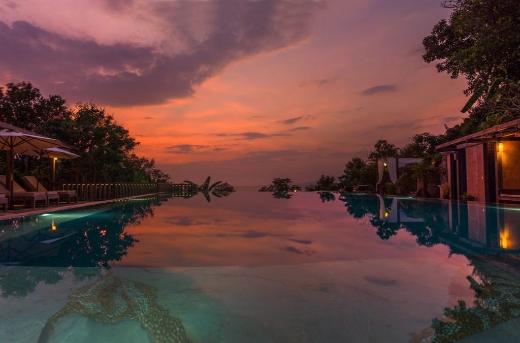 Hồ bơi tại khu nghỉ dưỡng ở Kampot hoặc Kep lúc hoàng hôn