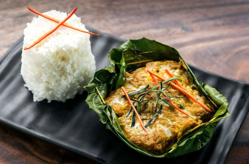 Fish Amok hấp trong lá chuối ăn cùng cơm trắng