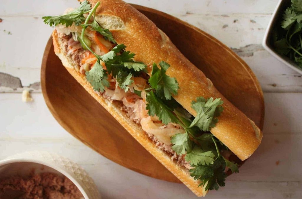 Bánh mì Num Pang kẹp thịt, rau mùi và rau củ
