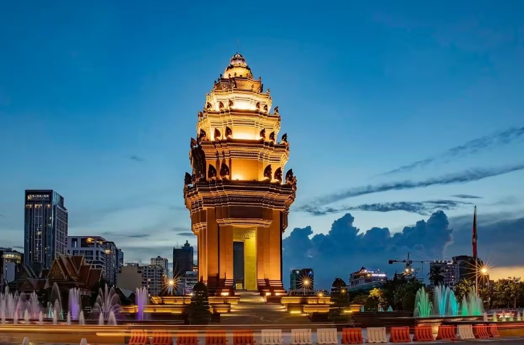 Tượng đài Độc Lập Phnom Penh được thắp sáng vào buổi tối