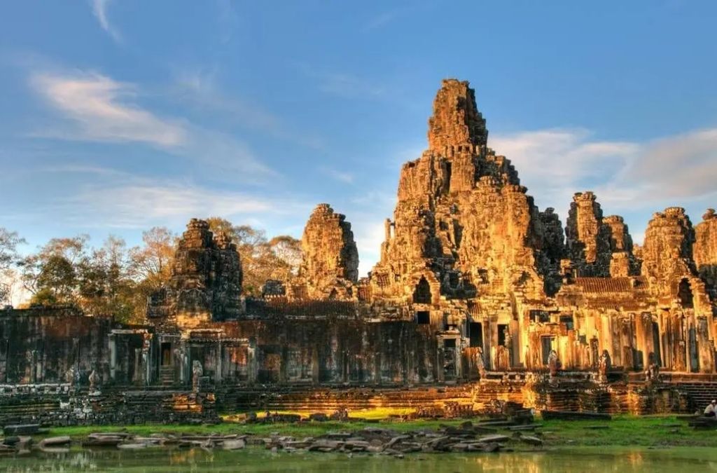 Đền Bayon trong quần thể Angkor dưới ánh nắng