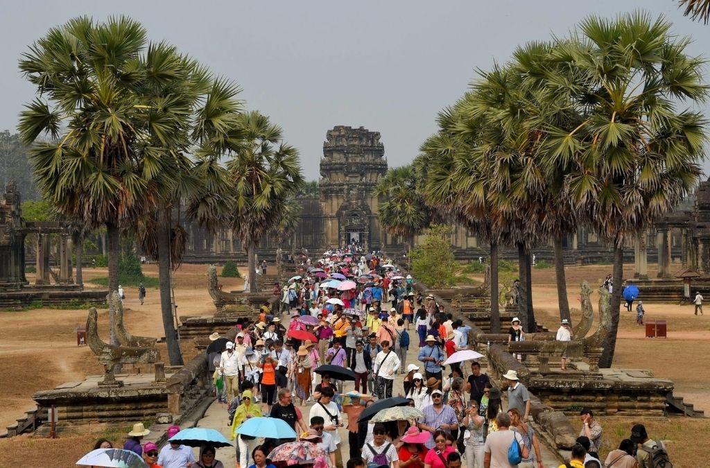 Đông người tham quan Angkor Wat tại Campuchia