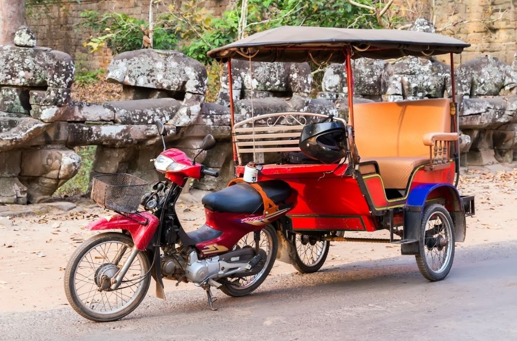 Xe tuk-tuk ba bánh tại khu vực đền cổ Campuchia