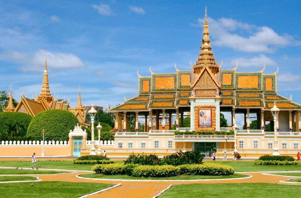 Hoàng cung Campuchia với mái ngói Khmer tại Phnom Penh