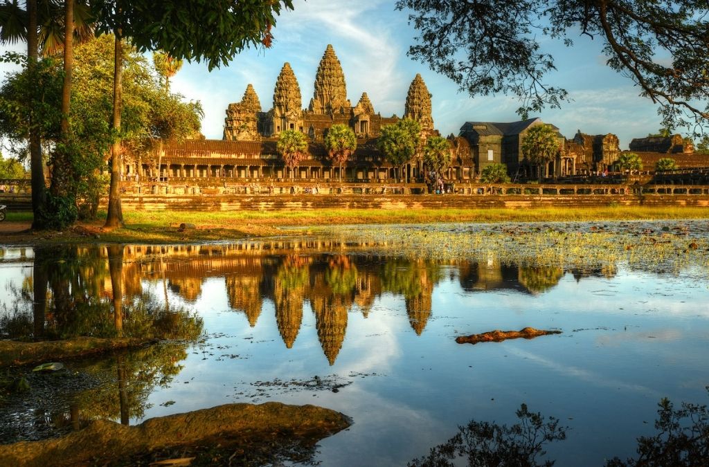 Angkor Wat phản chiếu trên hồ nước giữa hàng cây xanh