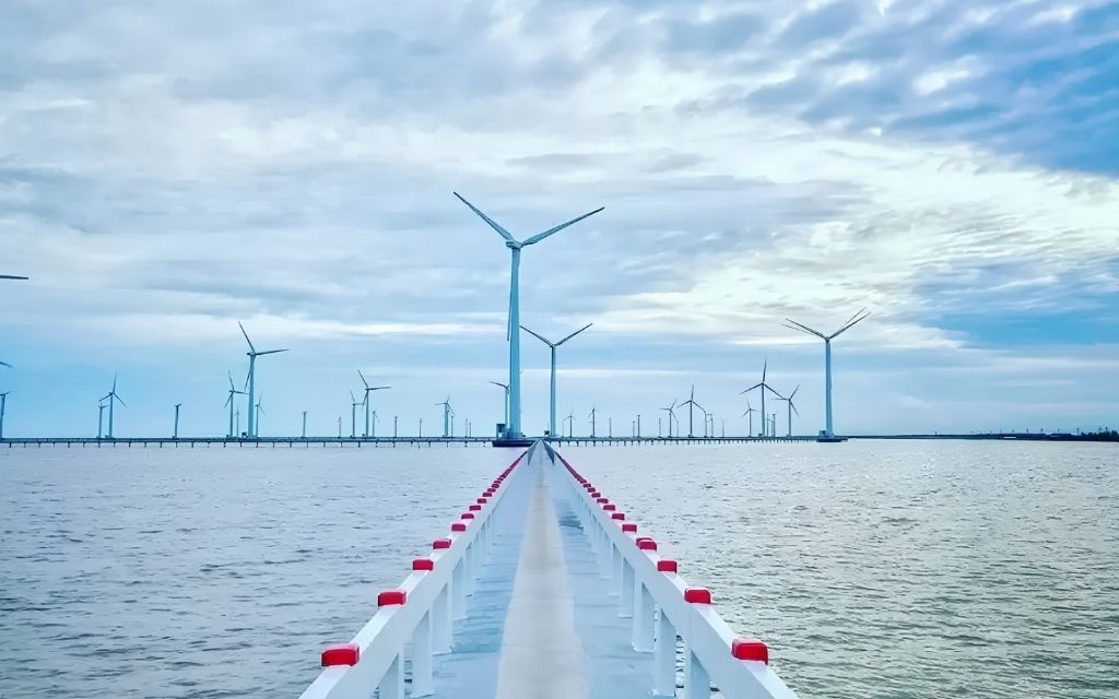 Hàng turbine điện gió giữa biển Bạc Liêu