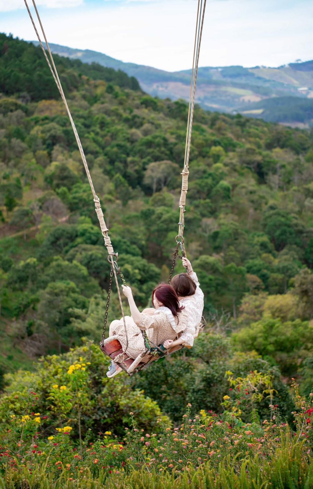 Người chơi xích đu Woo-Hoo!!! Swing trên cao giữa núi rừng