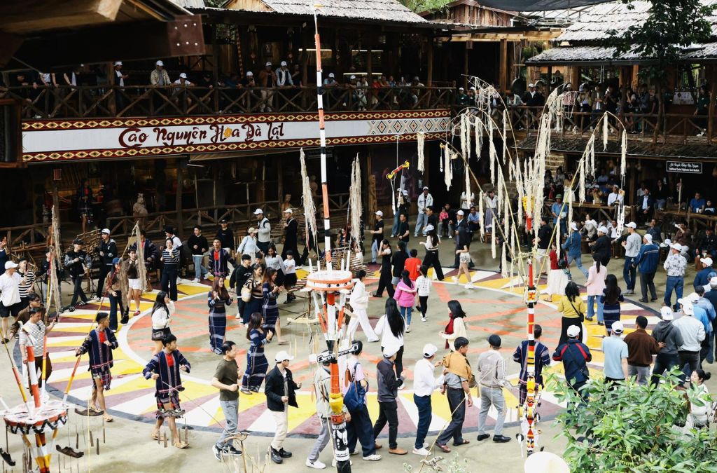 Hoạt động giao lưu văn hóa tại Buôn Tà Nung ở Cao Nguyên Hoa