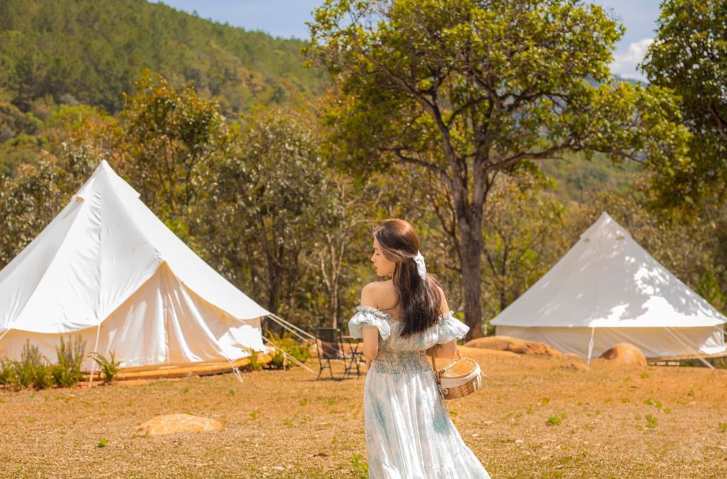 Những chiếc lều trắng trên đồi cỏ tại Cao Nguyên Hoa Đà Lạt