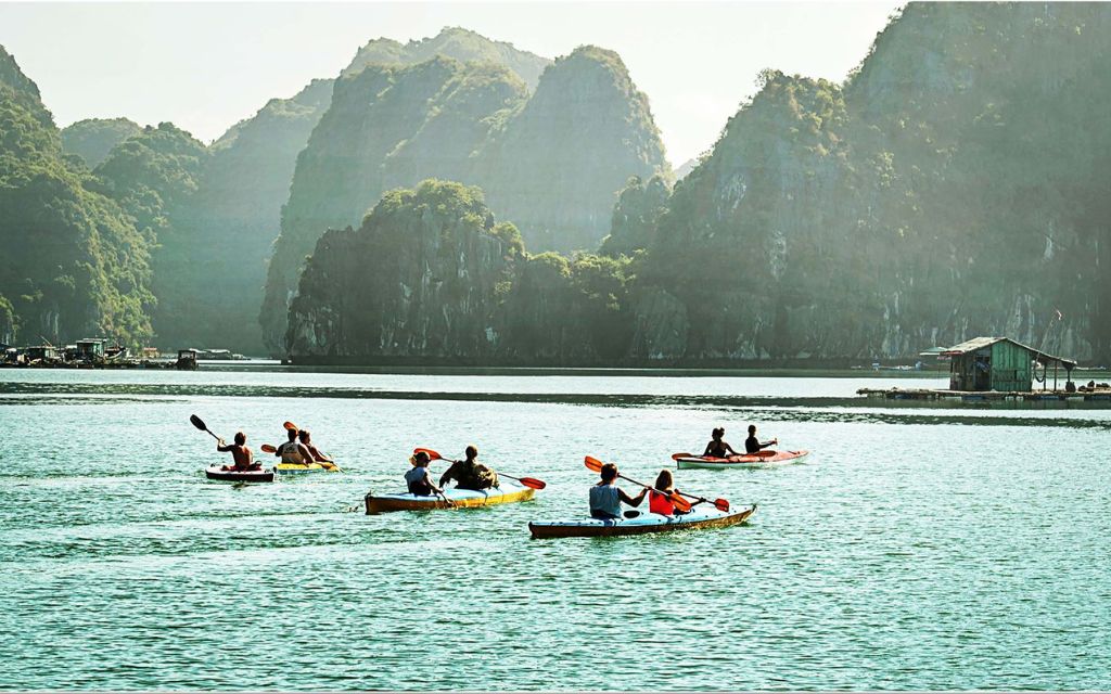 Chèo thuyền kayak tại Cát Bà