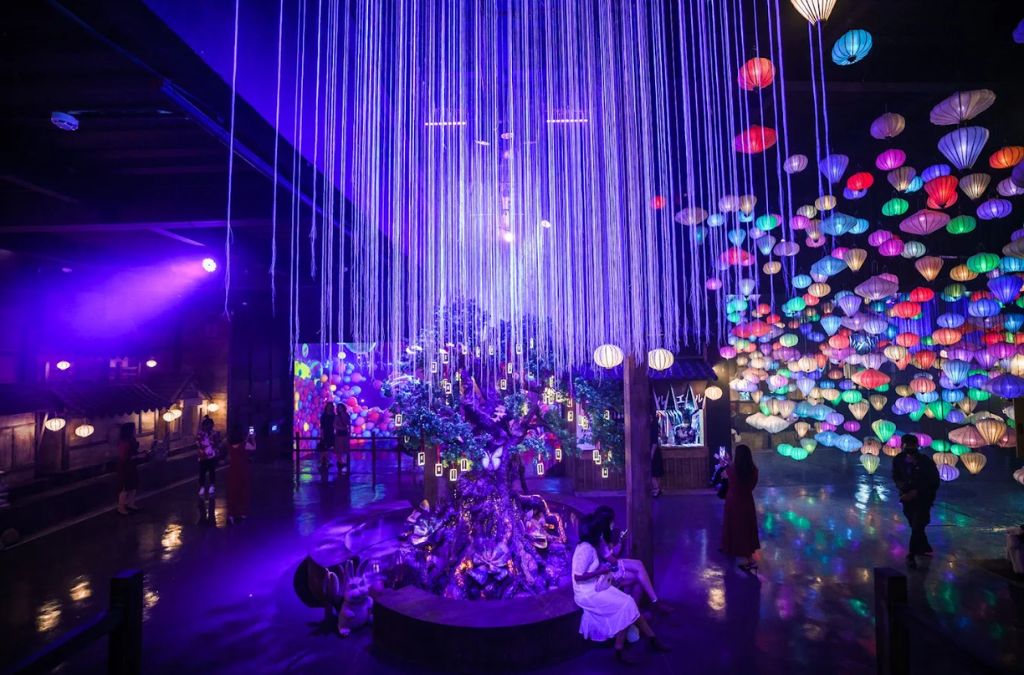Không gian triển lãm ánh sáng rực rỡ tại Vườn Ánh Sáng Lumiere Đà Lạt