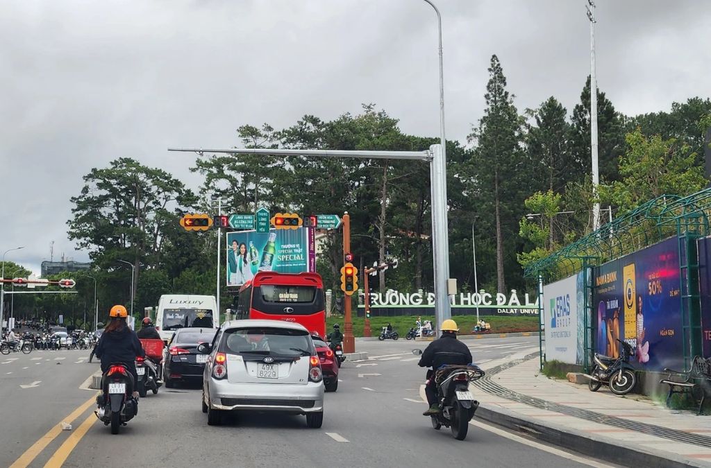 Tuyến đường có ô tô và xe máy gần khu du lịch Thung lũng Tình Yêu