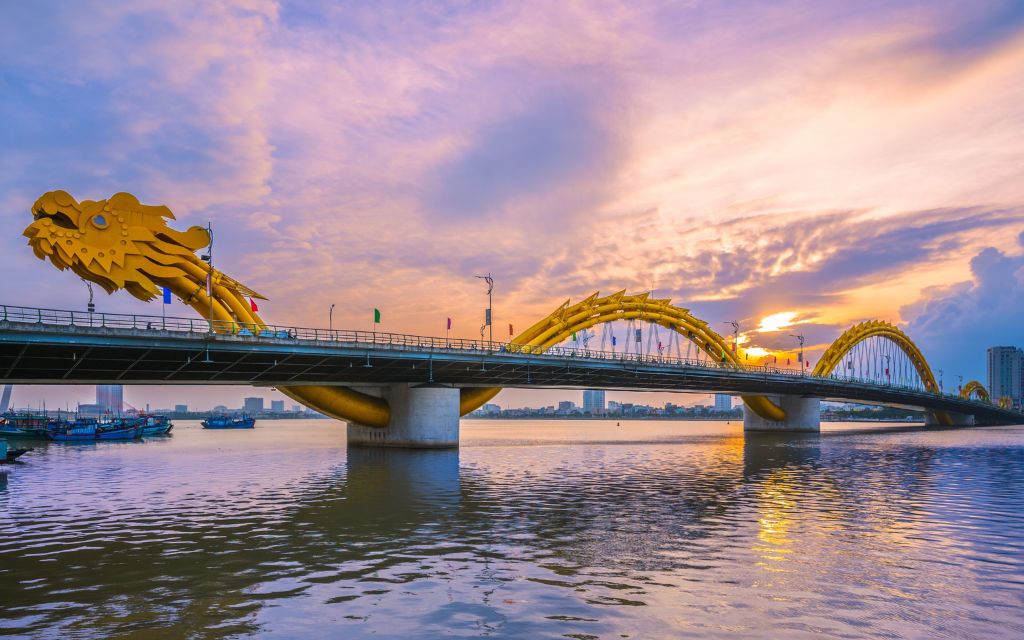 Cầu Rồng Đà Nẵng lúc hoàng hôn 