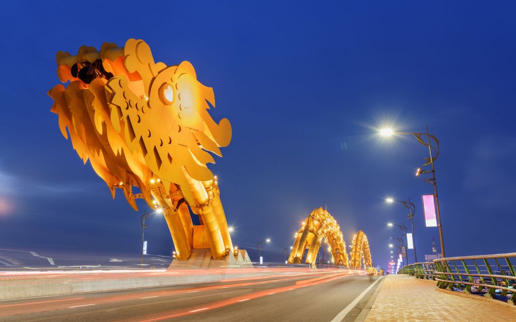 Cầu Rồng Đà Nẵng lên đèn buổi tối 