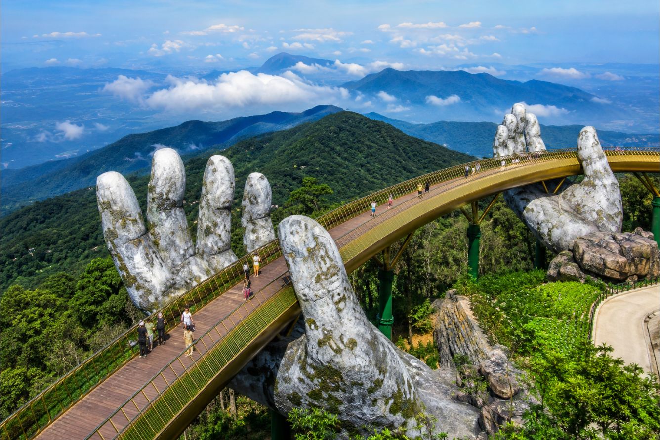 Cầu Vàng Đà Nẵng nằm trên đỉnh Bà Nà Hills