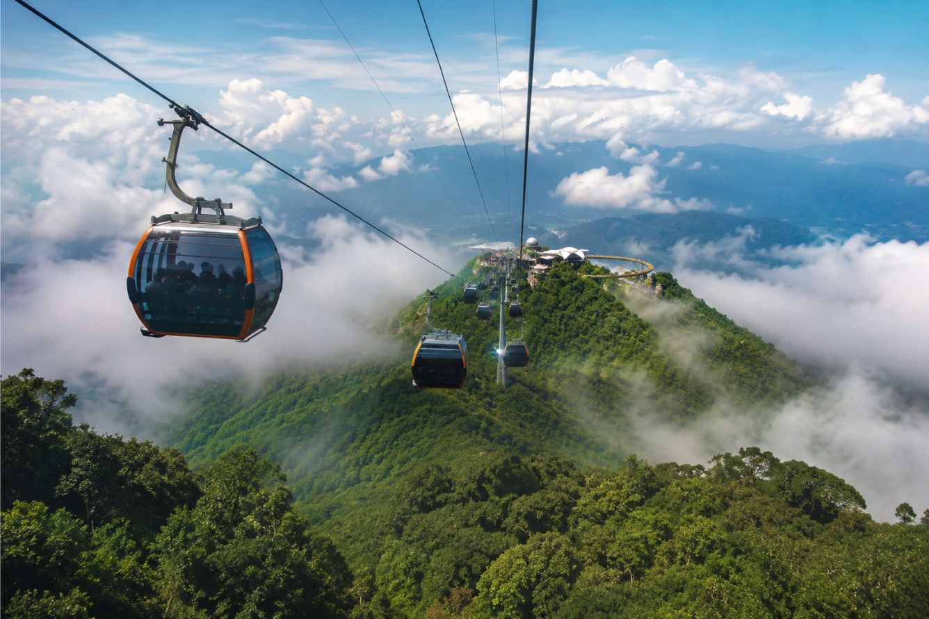 Cáp treo Bà Nà Hills đưa du khách lên Cầu Vàng Đà Nẵng. 